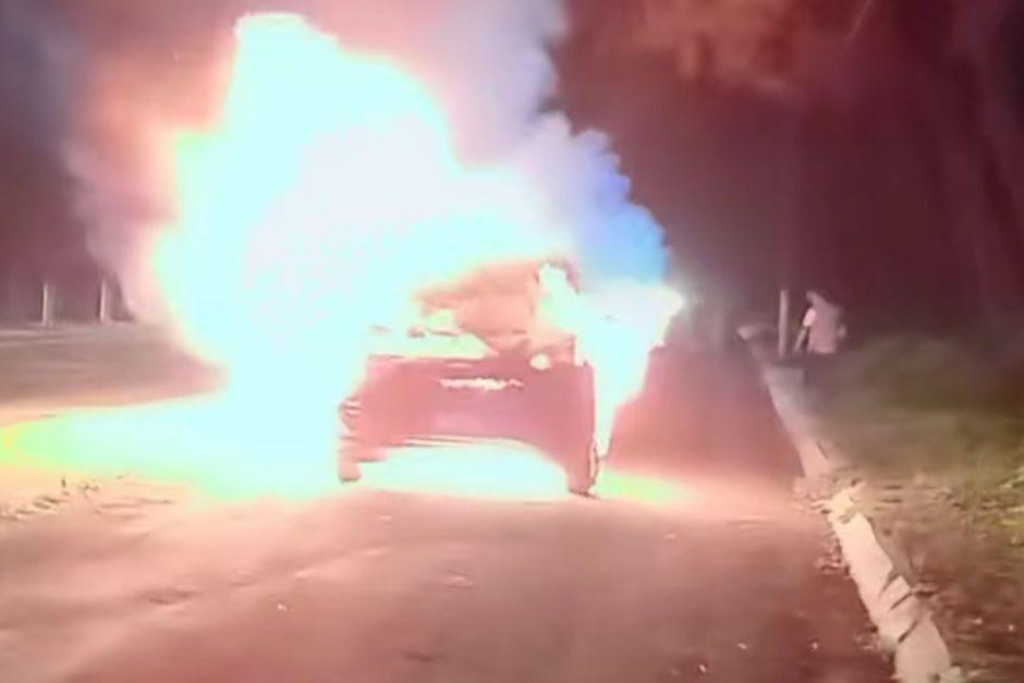 El veh&iacute;culo prendi&oacute; en llamas en plena cinta asf&aacute;ltica provocando tr&aacute;nsito. (Foto: redes sociales)