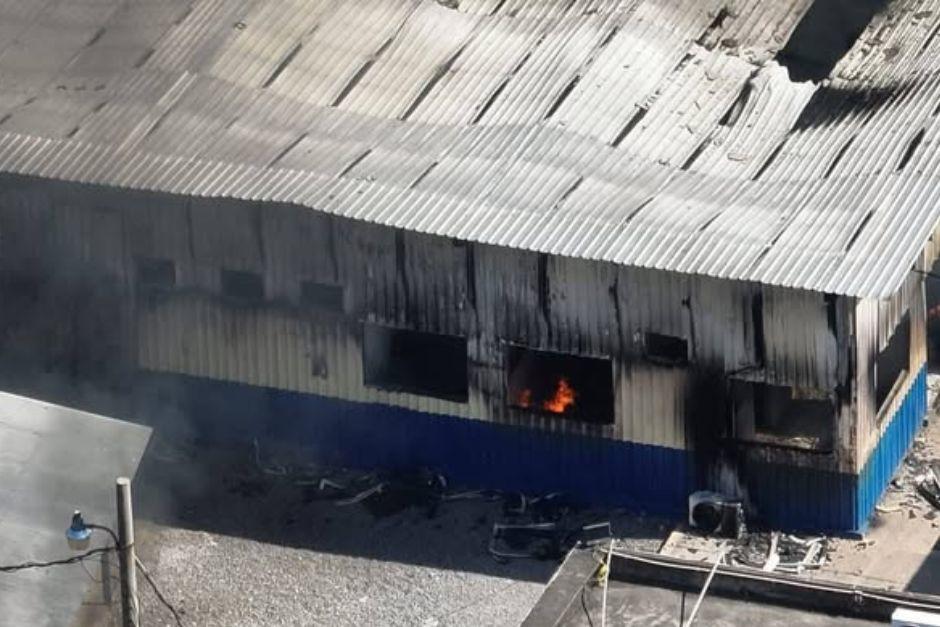 El incendio de gran magnitud da&ntilde;o las instalaciones del penal. (Foto: redes sociales)