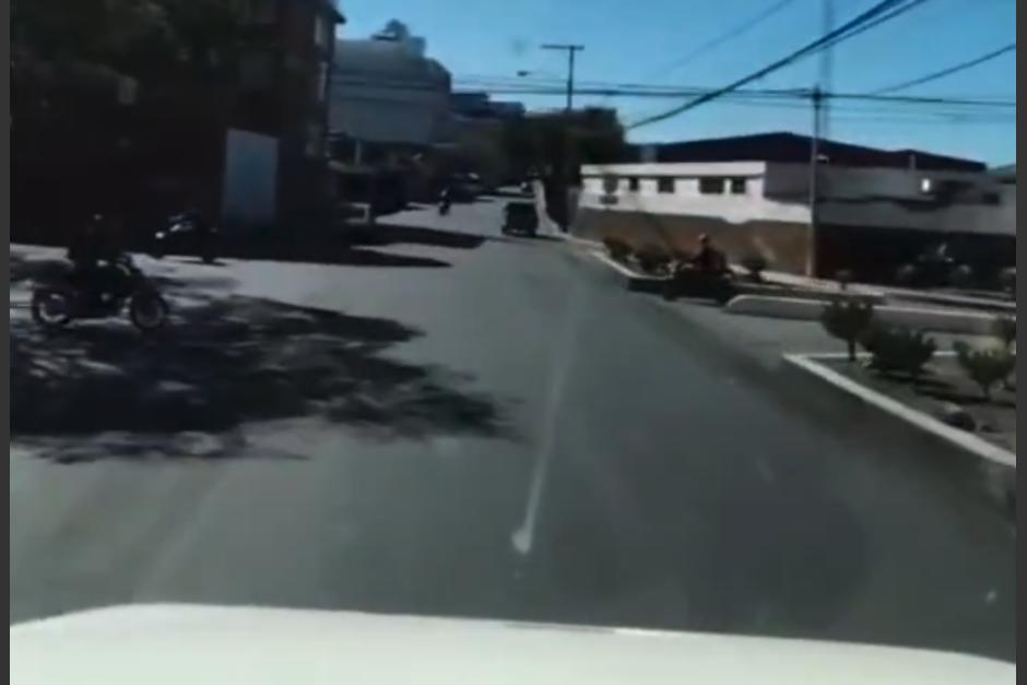 Varias personas intentaron ayudar al conductor herido. (Foto: redes sociales)