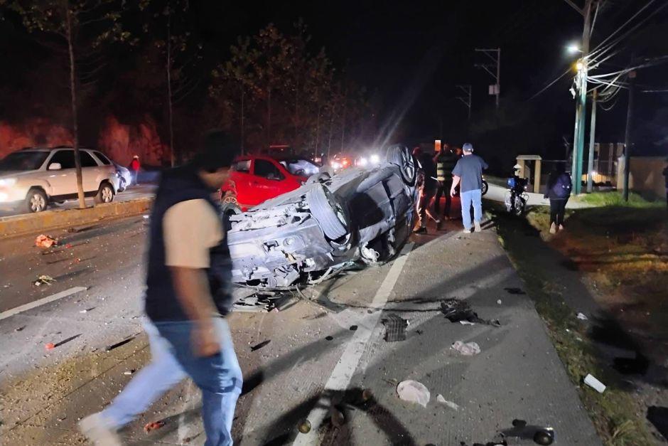 Uno de los veh&iacute;culos qued&oacute; volcado sobre la cinta asf&aacute;lticas. (Foto: redes sociales)