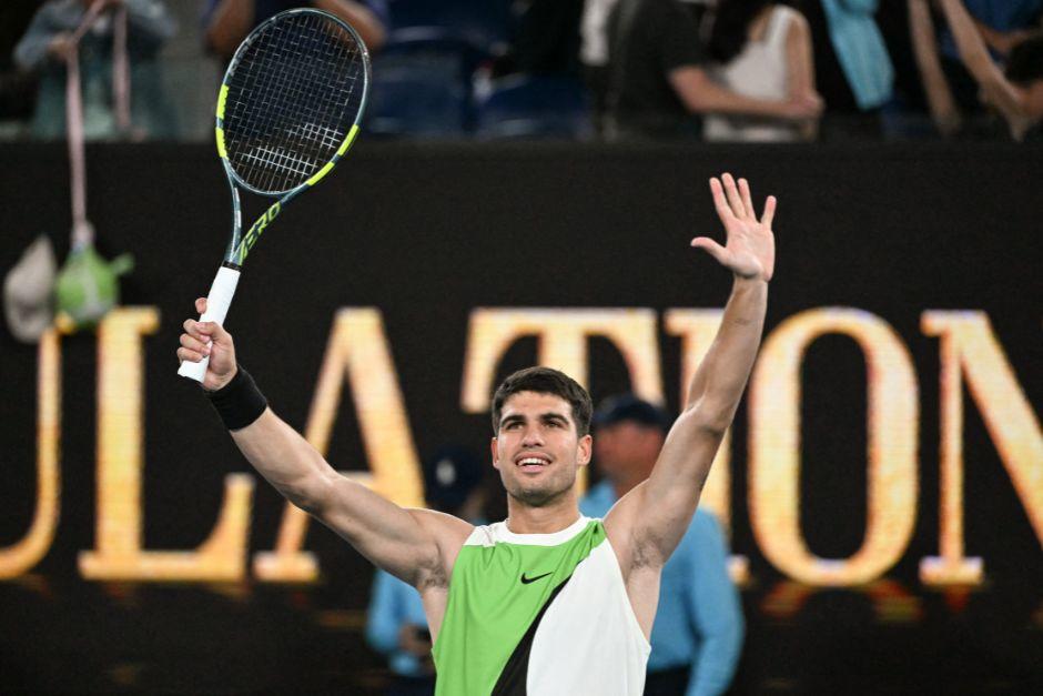 Alcaraz demostr&oacute; su buen nivel en la duela azul de Australia y consigui&oacute; su primer triunfo del 2026. (Foto: AFP)