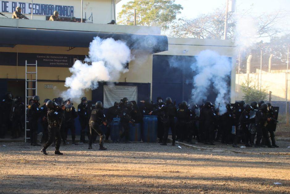Fuerzas policiales ingresaron al penal Renovaci&oacute;n I en Escuintla, luego de haberse iniciado motines en distintas c&aacute;rceles.&nbsp; (Foto: PNC)