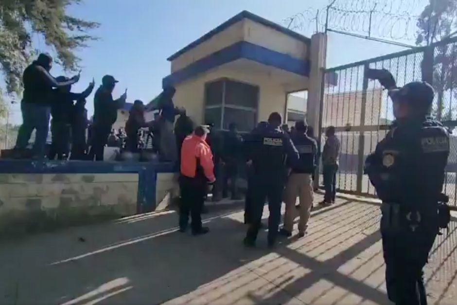 Los 28 guardias penitenciarios hab&iacute;an sido tomados como rehenes por los privados de libertad. (Foto: PNC)