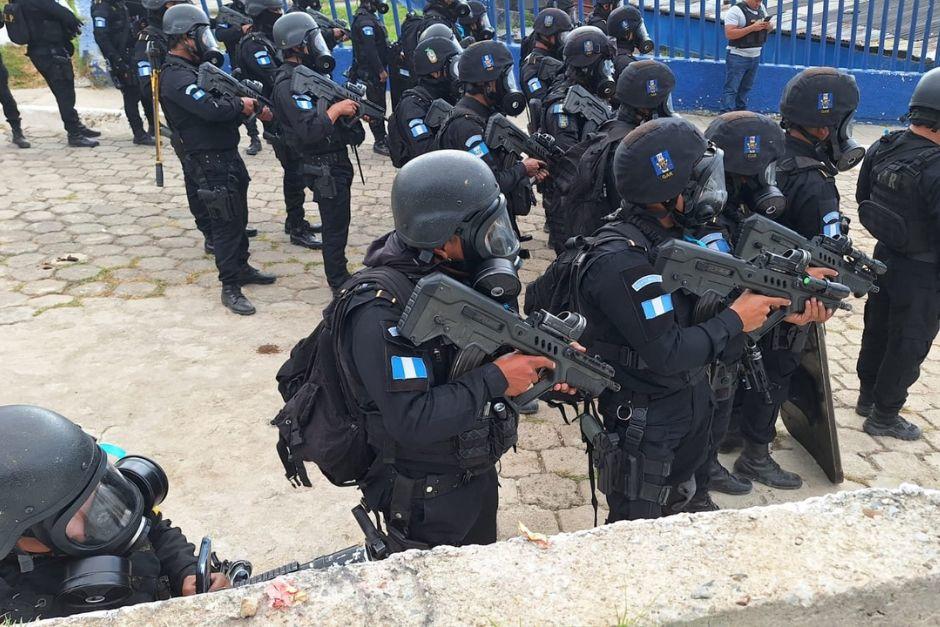 Las autoridades han retomado el control en dos prisiones tomadas por terroristas del Barrio 18. (Foto: PNC)