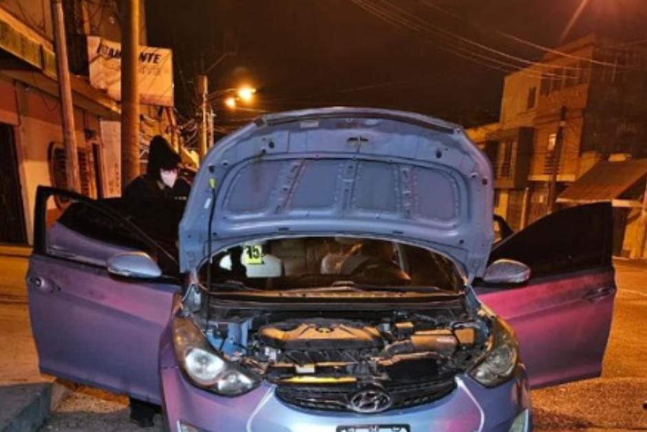Investigadores analizan las pruebas incriminatorias dentro de un vehiculo particular en la zona 3 capitalina. (Foto: PNC)
