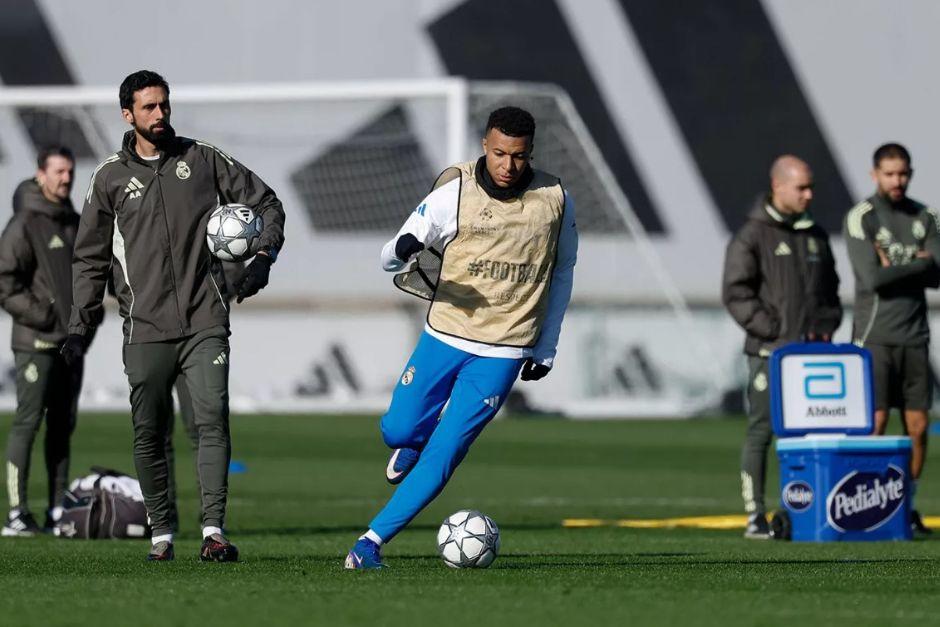 Bajo la mirada de Arbeloa, Kylian Mbapp&eacute; se entren&oacute; con normalidad y ser&aacute; titular ante el equipo que lo vio nacer. (Foto: Real Madrid)