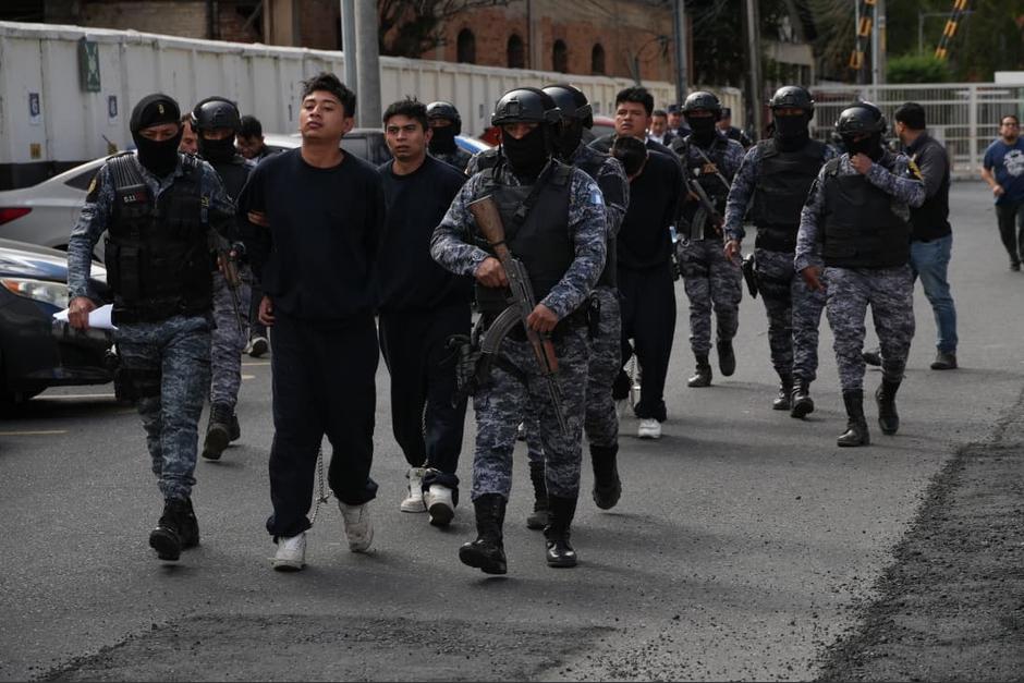Cuatro pandilleros del Barrio 18 fueron trasladados hacia el Preventivo de la zona 18. (Foto: Wilder L&oacute;pez/Soy502)