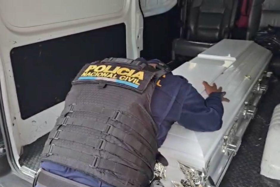 Los agentes policiales se despidieron con mucho dolor de sus compa&ntilde;eros asesinados. (Foto: Estuardo Paredes/colaborador)