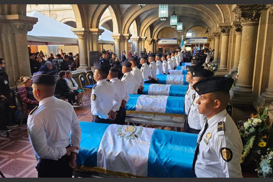 Los agentes fallecidos recibieron honores en zona 1. (Foto: Estuardo Paredes/Soy502)