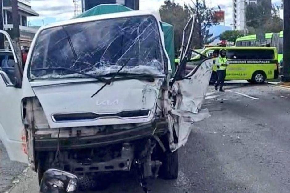 El piloto del cami&oacute;n perdi&oacute; el control del mismo y colision&oacute; con la pasarela del Transmetro. (Foto: redes sociales)