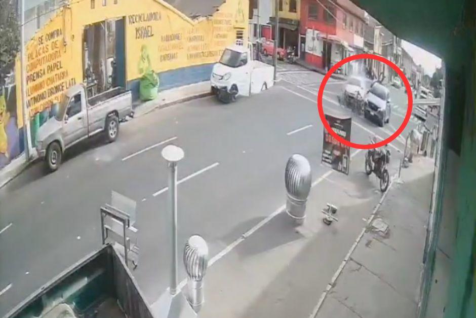 Una c&aacute;mara de seguridad logr&oacute; grabar el momento exacto del m&uacute;ltiple accidente de tr&aacute;nsito, en la zona 12. (Foto: captura de video)