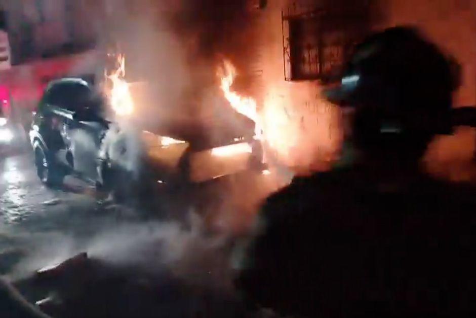 El veh&iacute;culo sufri&oacute; da&ntilde;os materiales luego de que un desconocido lo prendiera en llamas. (Foto: captura de video)