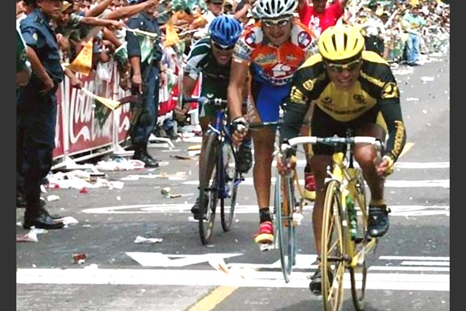 Abel guarda fotograf&iacute;as de sus participaciones en las diferentes Vueltas a Guatemala. (Foto: Julio Bala/Colaborador)