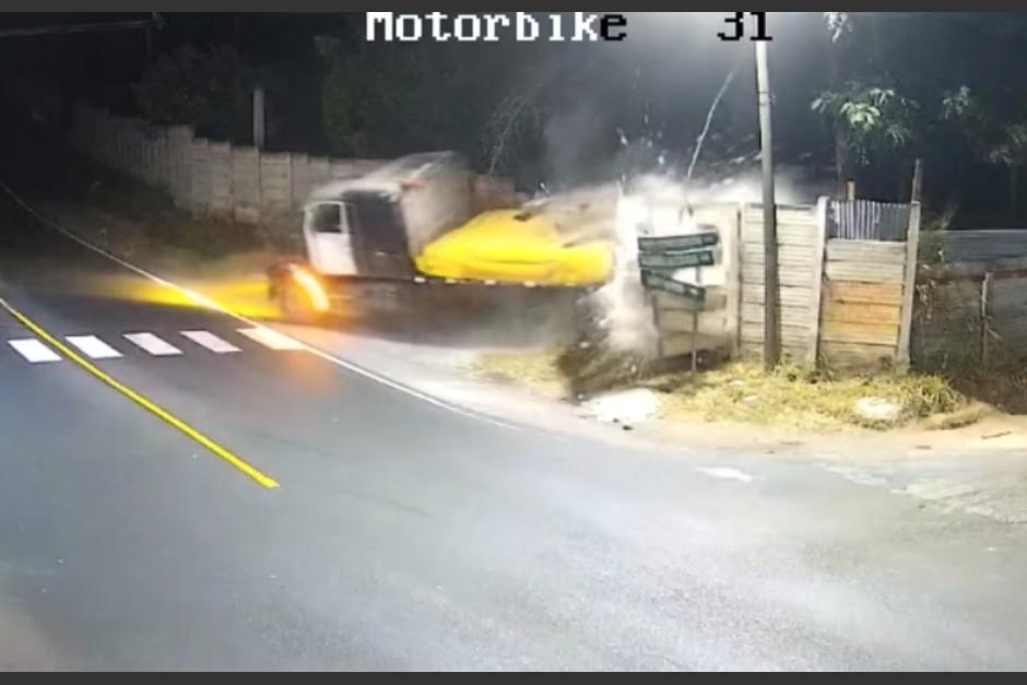 El cami&oacute;n termin&oacute; derribando un poste de luz. (Foto: captura de video)