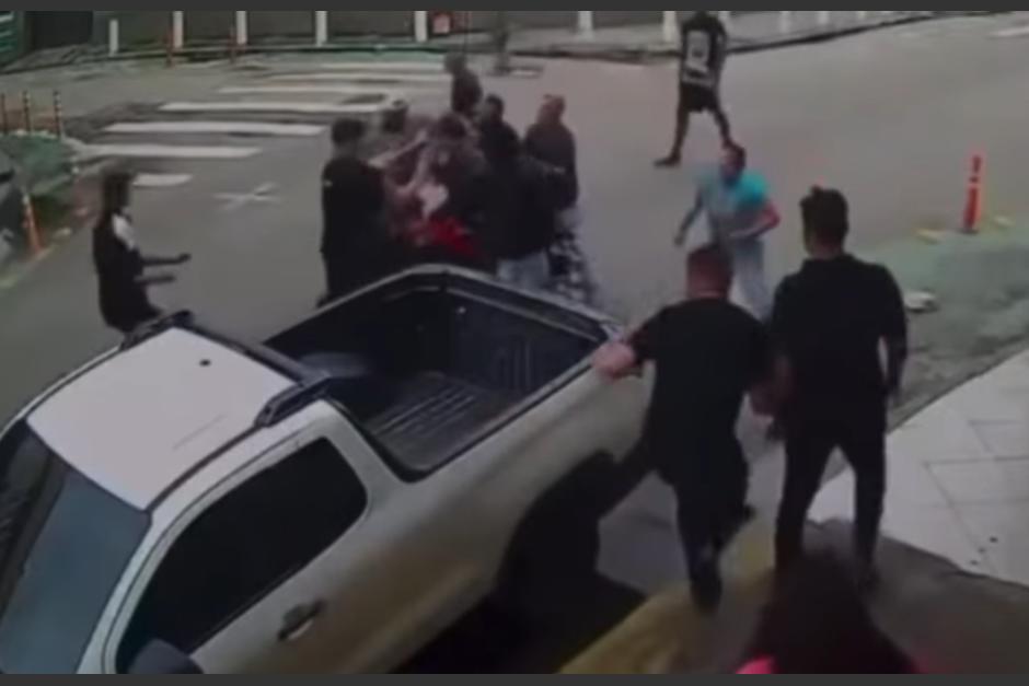 Intent&oacute; cometer un asalto pero termin&ograve; en el suelo. (Foto: captura de video)