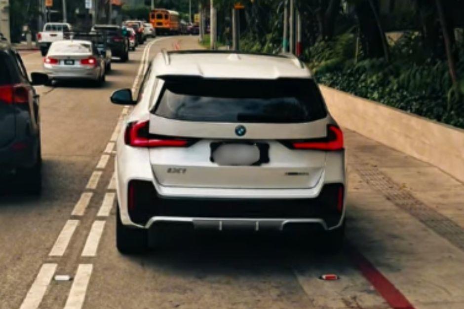 Los veh&iacute;culos obstaculizaban ciclov&iacute;as o incluso pasos peatonales, en zona 14. (Foto: captura de video)