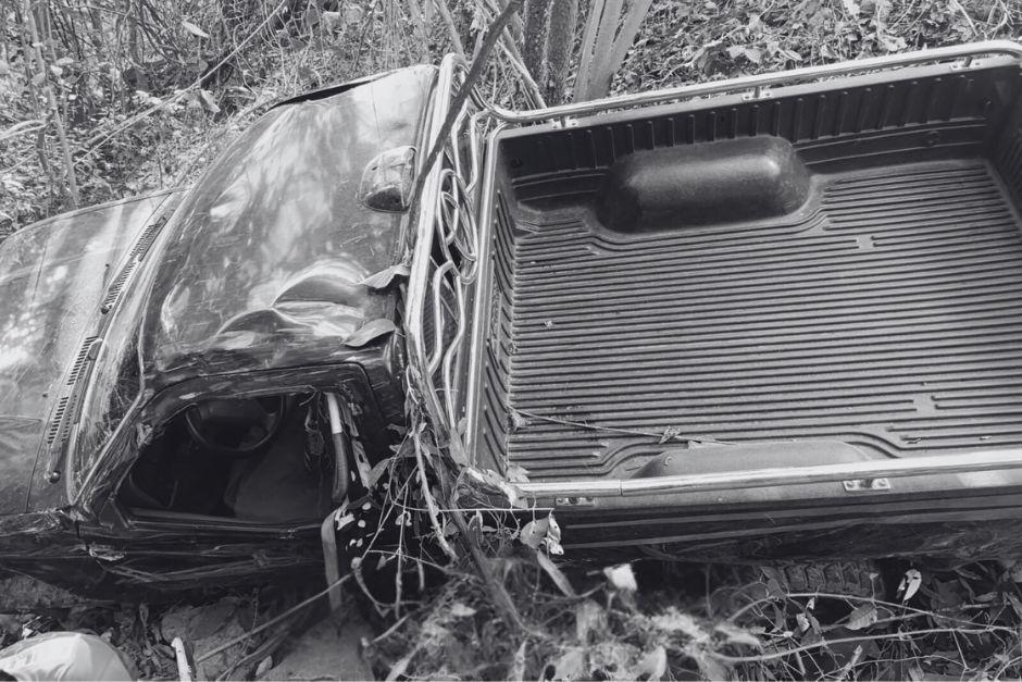 Una mujer falleci&oacute; y un hombre result&oacute; herido luego de que el picop cayera a una hondonada. (Foto: Asonbomd)