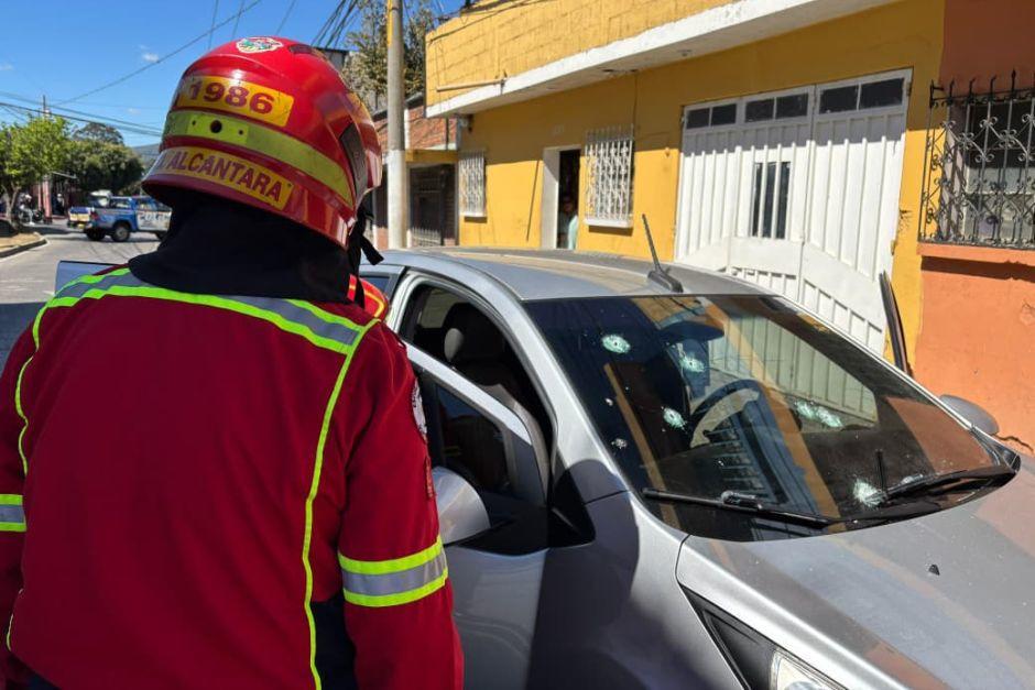 Presuntos asaltantes habr&iacute;an intentado robar un autom&oacute;vil. (Foto: Bomberos Municipales)