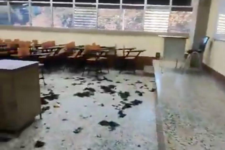 En un aula ha quedado restos de cabellos esparcidos en el piso, en la&nbsp;Facultad de Ciencias Qu&iacute;micas y Farmacia de la USAC. (Foto: captura de video de Prensa Comunitaria)