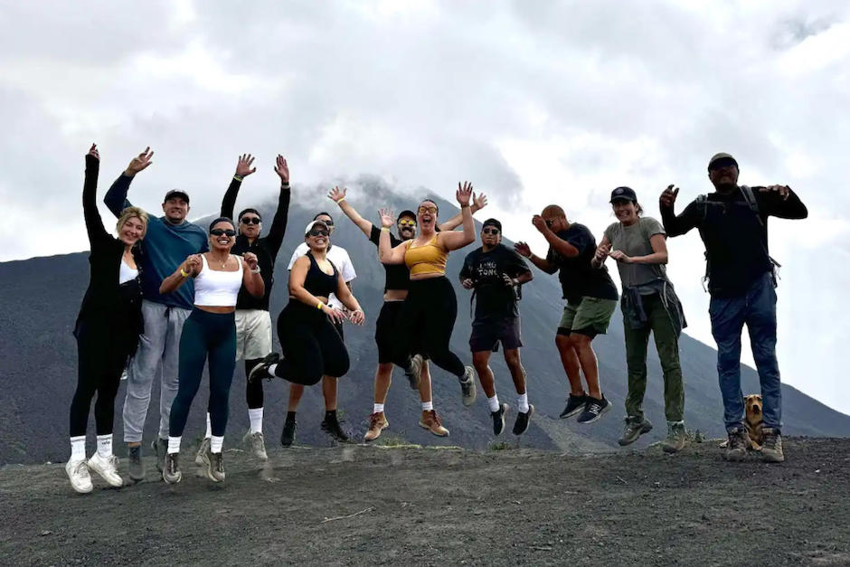 La pareja decidi&oacute; llevar a sus invitados a apreciar el volc&aacute;n de Fuego antes de su ceremonia. (Foto:&nbsp;Fey Deleon Rana/&nbsp;Revista People)