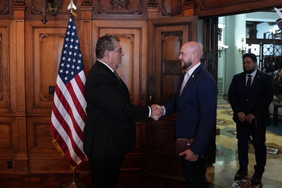 El Asesor Principal del Secretario de Guerra, Patrick Weave, saluda al presidente Bernardo Ar&eacute;valo. (Foto: Embajada de EE. UU. en Guatemala)