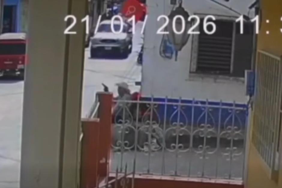 El hombre qued&oacute; tendido en la banqueta tras accionar un arma de fuego. (Foto: Captura de video/Redes Sociales)