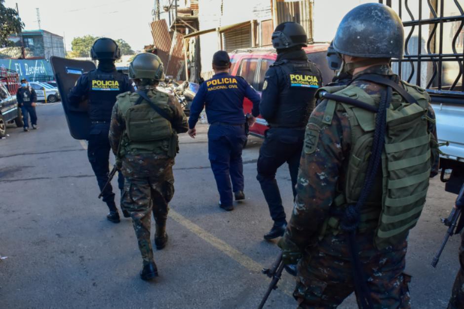 Elementos del Ej&eacute;rcito resguardan &aacute;reas de tr&aacute;nsito peatonal.&nbsp;(Foto: Estuardo Paredes/Colaborador)