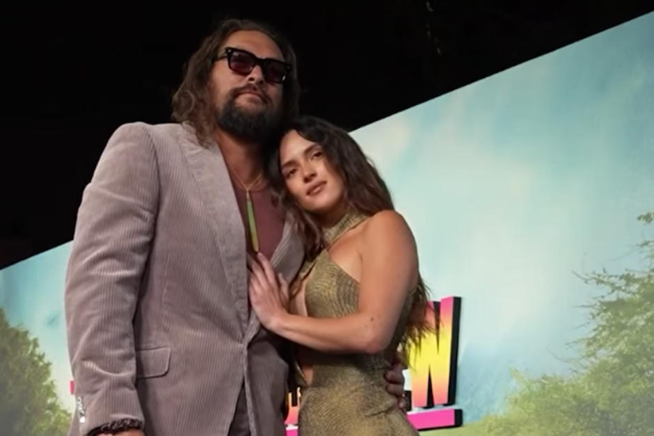 La pareja del momento se present&oacute; en otra alfombra roja. (Foto: Captura de pantalla/E News)
