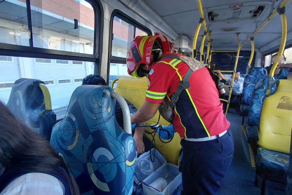 Las v&iacute;ctimas del asalto fueron atendidas por los socorristas. (Foto: Bomberos Municipales)