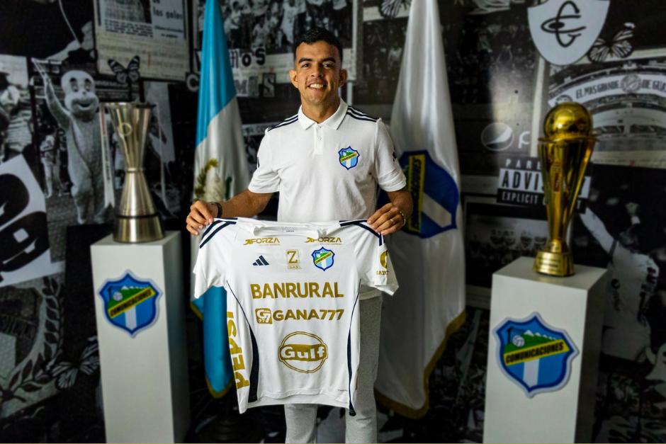 El colombiano posa con la camisola de los cremas. (Foto: Comunicaciones)