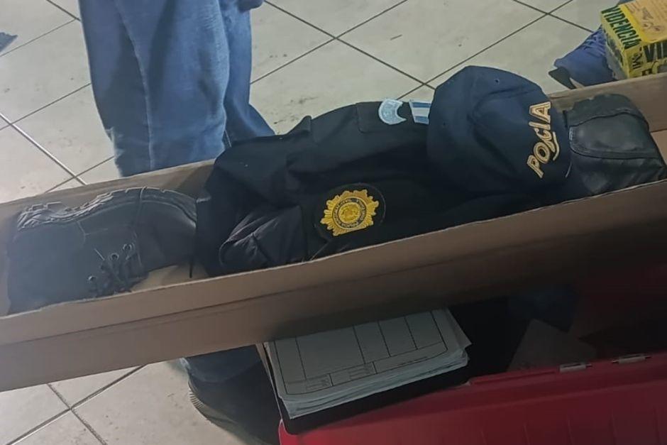 Un uniforme completo de la PNC se les incaut&oacute; a los detenidos durante un allanamiento. (Foto: PNC)