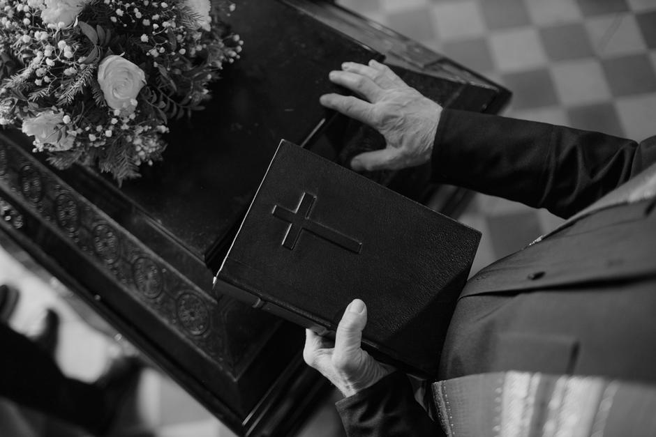 El veh&iacute;culo de la pareja cay&oacute; de un barranco. (Foto: Shutterstock)