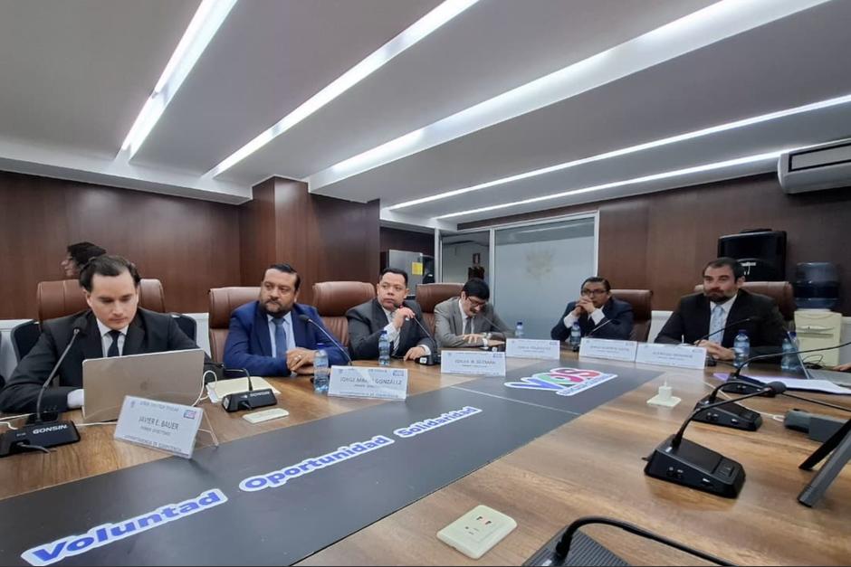 Los miembros del Directorio de la Sicom revocaron la resoluci&oacute;n con la cual se fijaron el salario. (Foto: Bancada VOS / Soy502)