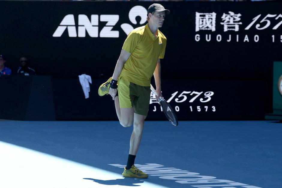 Sinner tuvo muchos calambres y la pausa obligatoria por calor le ayud&oacute; mucho para recuperarse. (Foto: AFP)