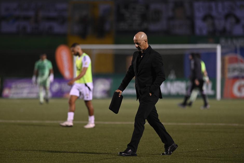 Marco Antonio Figuera sufri&oacute; su primera derrota en Comunicaciones (3-2). (Foto: Pedro Mijangos / Nuestro Diario)