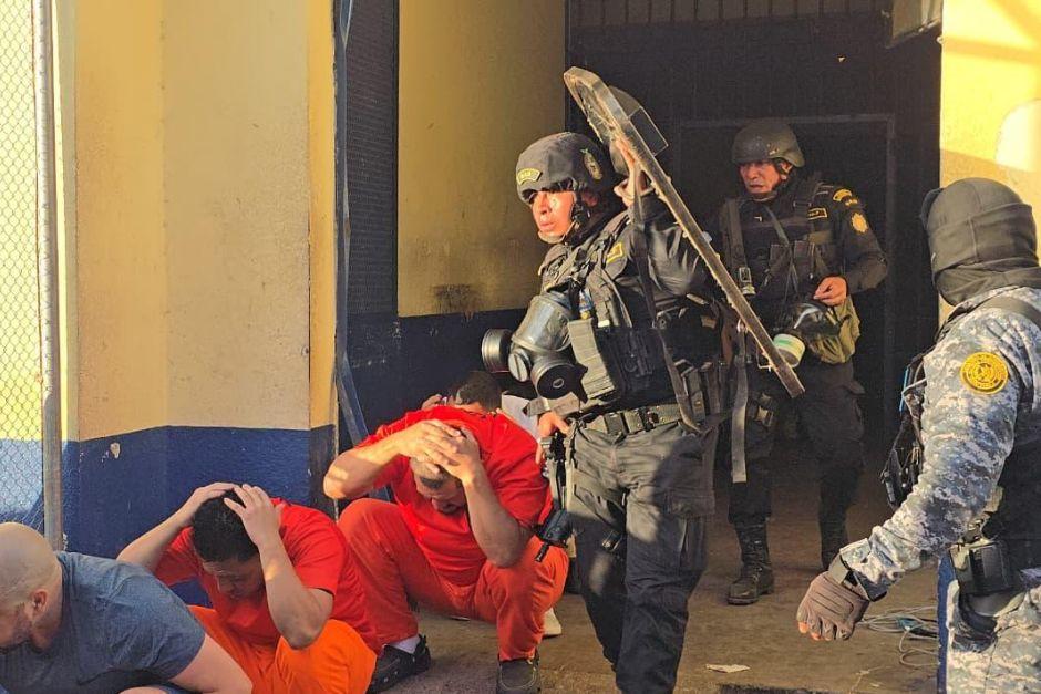 Los privados de libertad fueron sorprendidos con esta requisa masiva en el penal. (Foto: PNC)