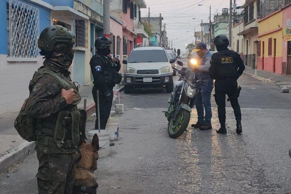 Miembros del Ej&eacute;rcito de Guatemala y la Polic&iacute;a Nacional Civil realizan operativos especiales en la zona. (Foto: Jorge Sente/colaborador)