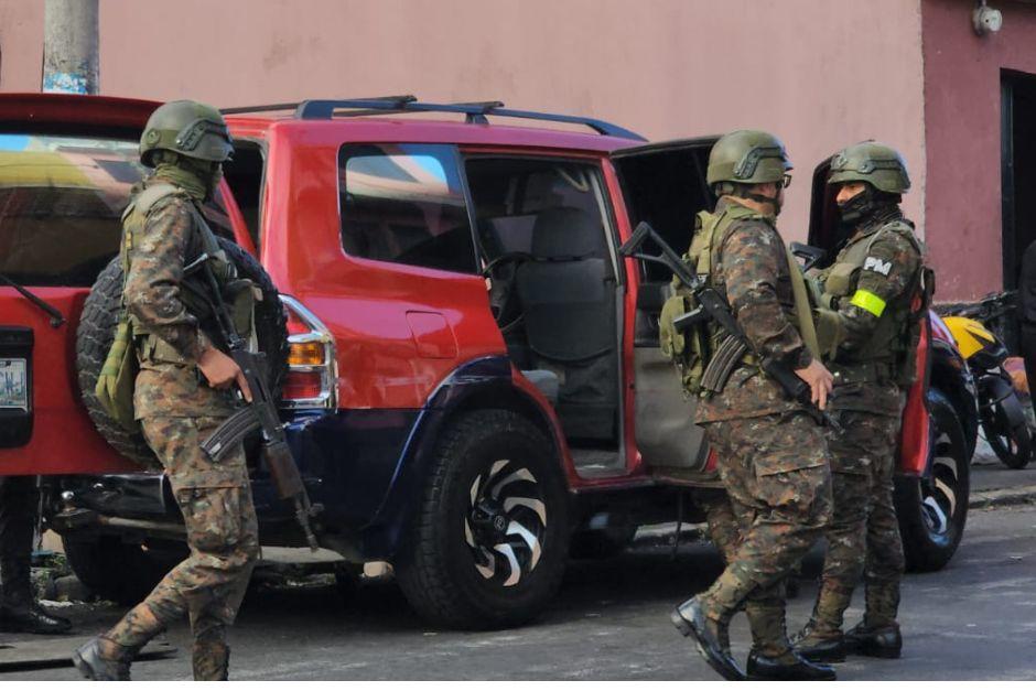 Otros veh&iacute;culos son revisados tras este hallazgo en marco de los allanamientos que realizan las autoridades. (Foto: Jorge Sente/colaborador)&nbsp;