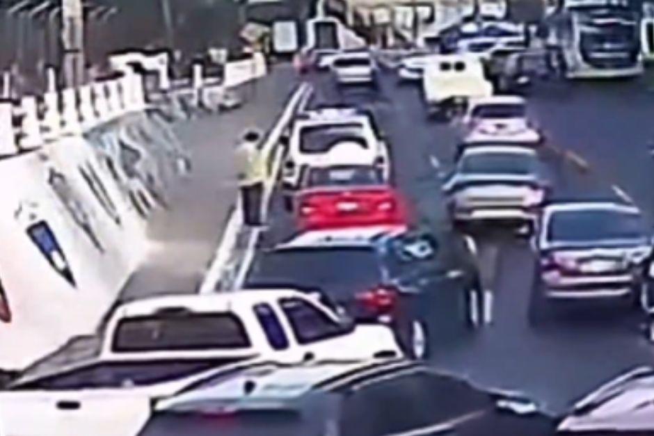 Ambos veh&iacute;culos quedaron estacionados en la v&iacute;a posterior al impacto. (Foto: captura de video)