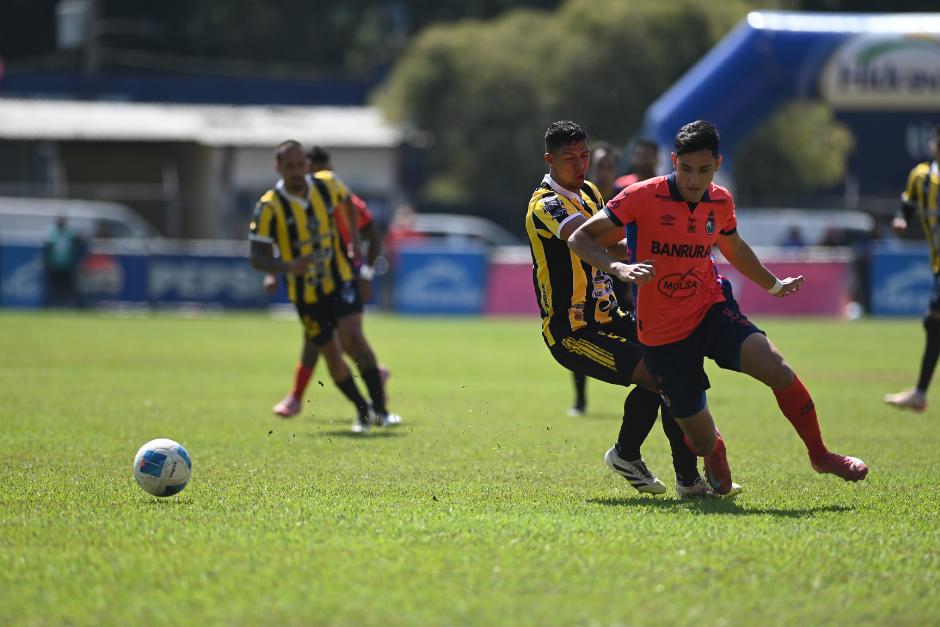Jos&eacute; Carlos Mart&iacute;nez intenta dejar en el camino a Jos&eacute; Lemus. (Foto: Pedro Pablo Mijangos / Nuestro Diario)