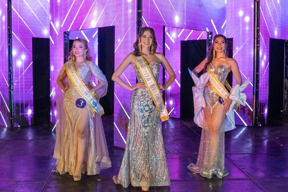 Las candidatas finalistas desfilaron en traje de gala durante uno de los momentos m&aacute;s esperados de la noche, ante la mirada del jurado y el p&uacute;blico.&nbsp;(Foto: Pablo Espinoza/Colaborador)