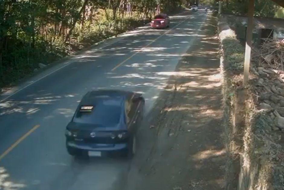 El veh&iacute;culo se desplazaba a alta velocidad previamente a chocar. (Foto: captura de video)