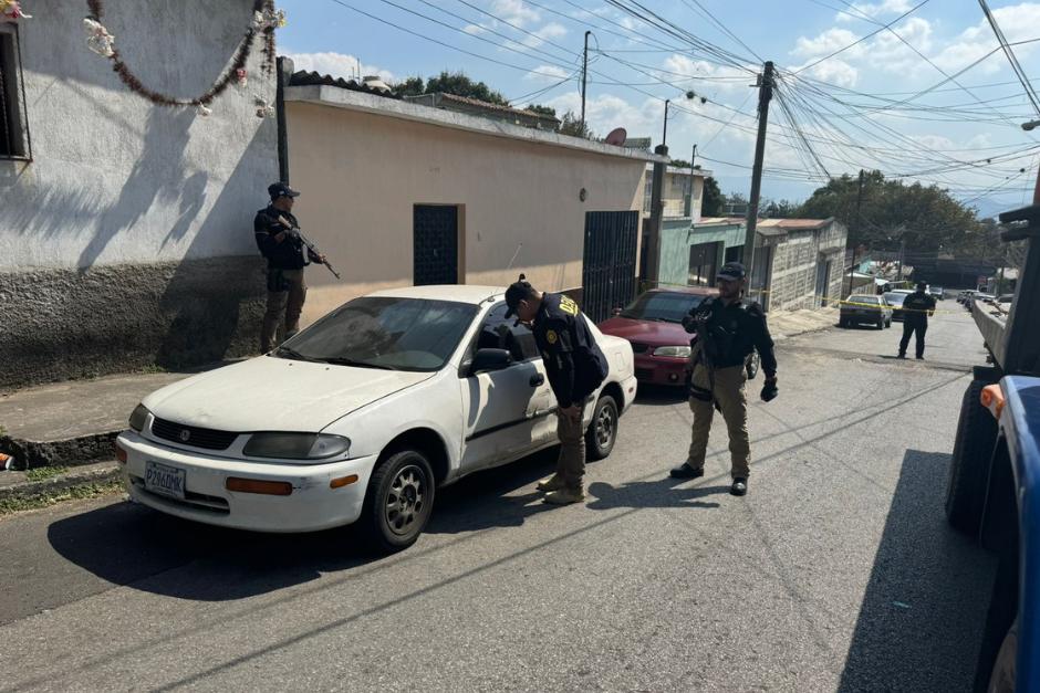 Investigadores de la DEIC localizaron un veh&iacute;culo abandonado, el cual se presume fue utilizado durante los ataques en contra de agentes de la Polic&iacute;a Nacional Civil. (Foto: PNC)