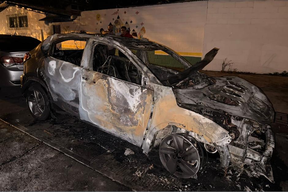 El veh&iacute;culo qued&oacute; destruido. (Foto: X de&nbsp;@andresgordillog / Soy502)