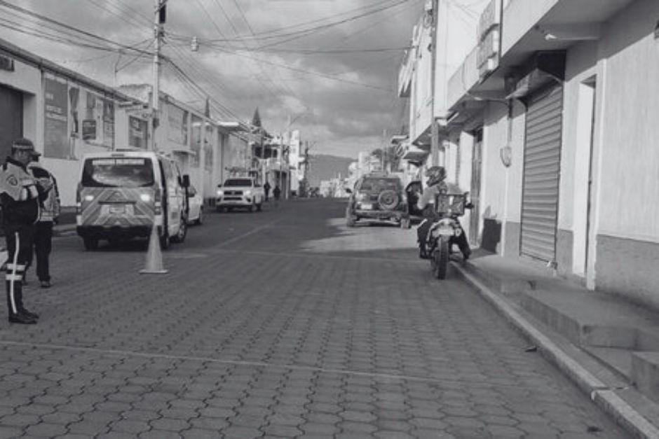Una c&aacute;mara de seguridad grab&oacute; el accidente que dej&oacute; un conductor fallecido en La Esperanza, Quetzaltenango. (Foto: Redes sociales)