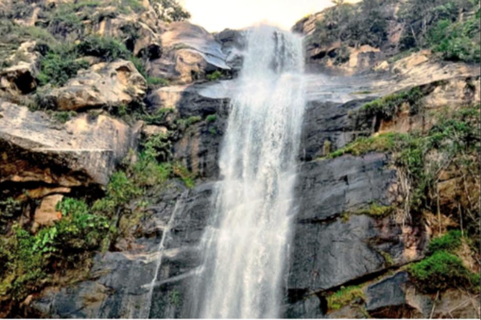 Desde la parte alta de la catarata se resbal&oacute; la ni&ntilde;a cuando caminaba con su mam&aacute;.&nbsp;(Foto: Zacapa 3D)
