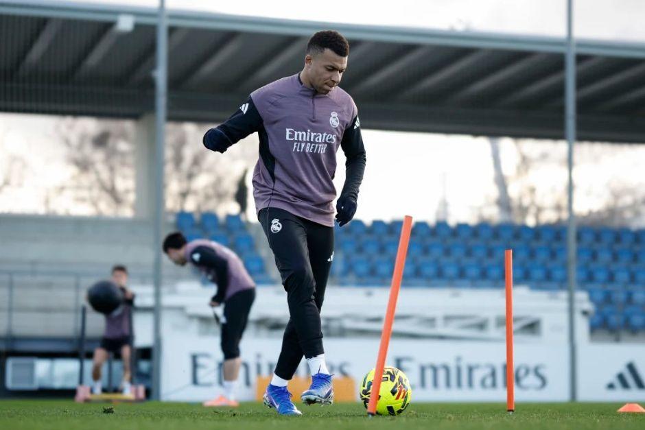 El delantero franc&eacute;s hizo un trabajo especial este lunes al margen de sus compa&ntilde;eros. (Foto: Real Madrid)