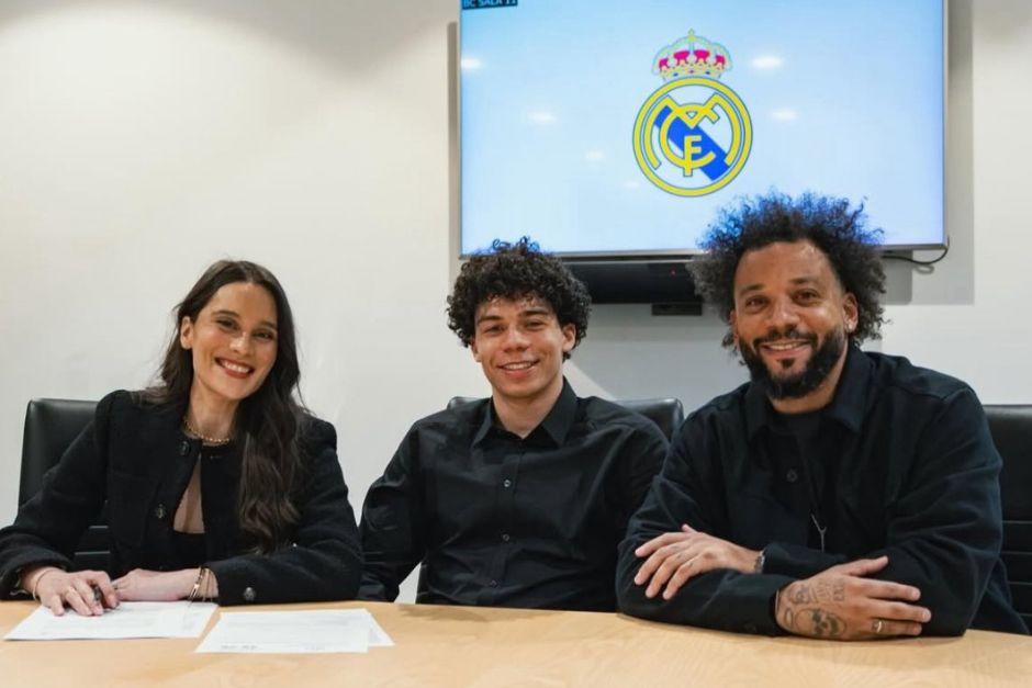 Enzo Alves, junto a su padre Marcelo, firm&oacute; el contrato que lo liga profesionalmente al Real Madrid. (Foto: X)