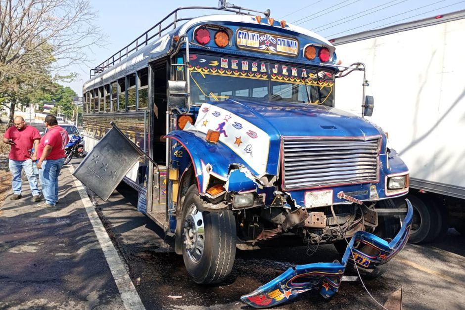 Uno de buses sufri&oacute; serios da&ntilde;os materiales tras el percance vial. (Foto: Bomberos Voluntarios)