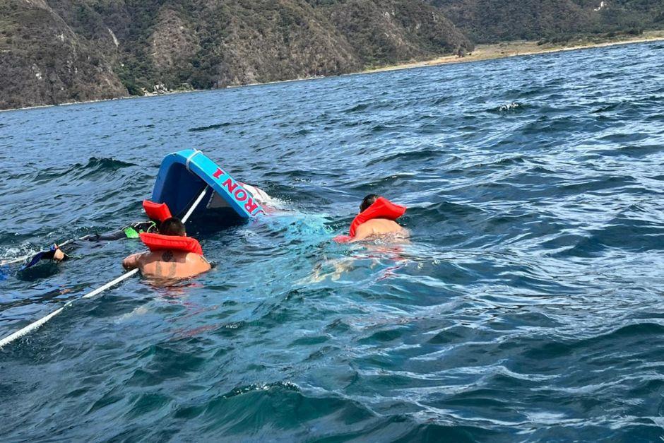 La lancha habr&iacute;a volcado debido al viento y desequilibrio en la misma. (Foto: Bomberos Voluntarios)